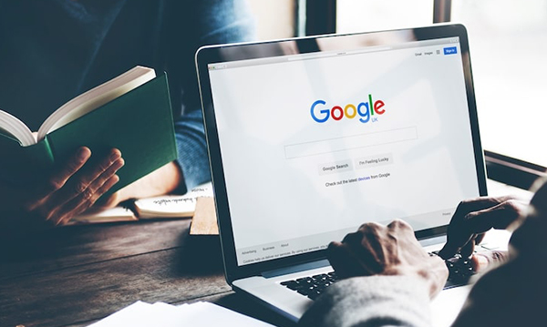Google, con un post sul blog ufficiale, annuncia nuove opzioni per rimuovere le informazioni personali dai risultati di ricerca.
