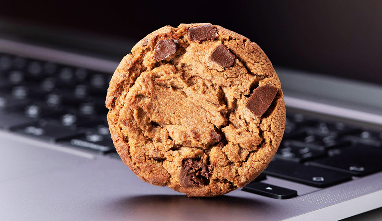 Al momento stai visualizzando Violata la normativa sui cookie: azienda francese sanzionata per l’uso di Google Analytics senza consenso degli utenti